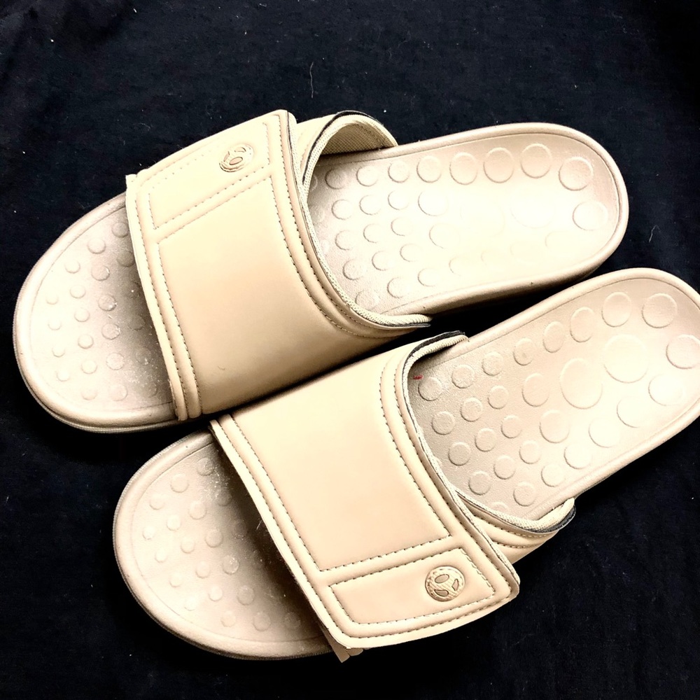 Brand new women’s VIONIC slides